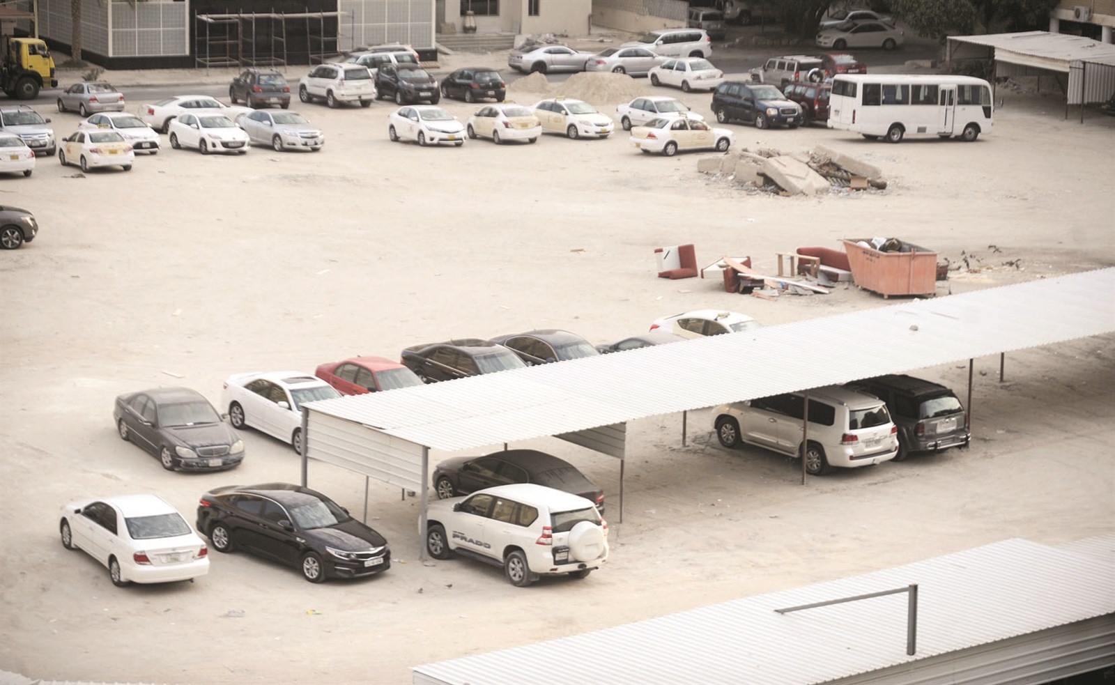 سيارات تنعم بالقرب والظل... وأخرى تقف بعيدا عن «محمية الآسيويين»