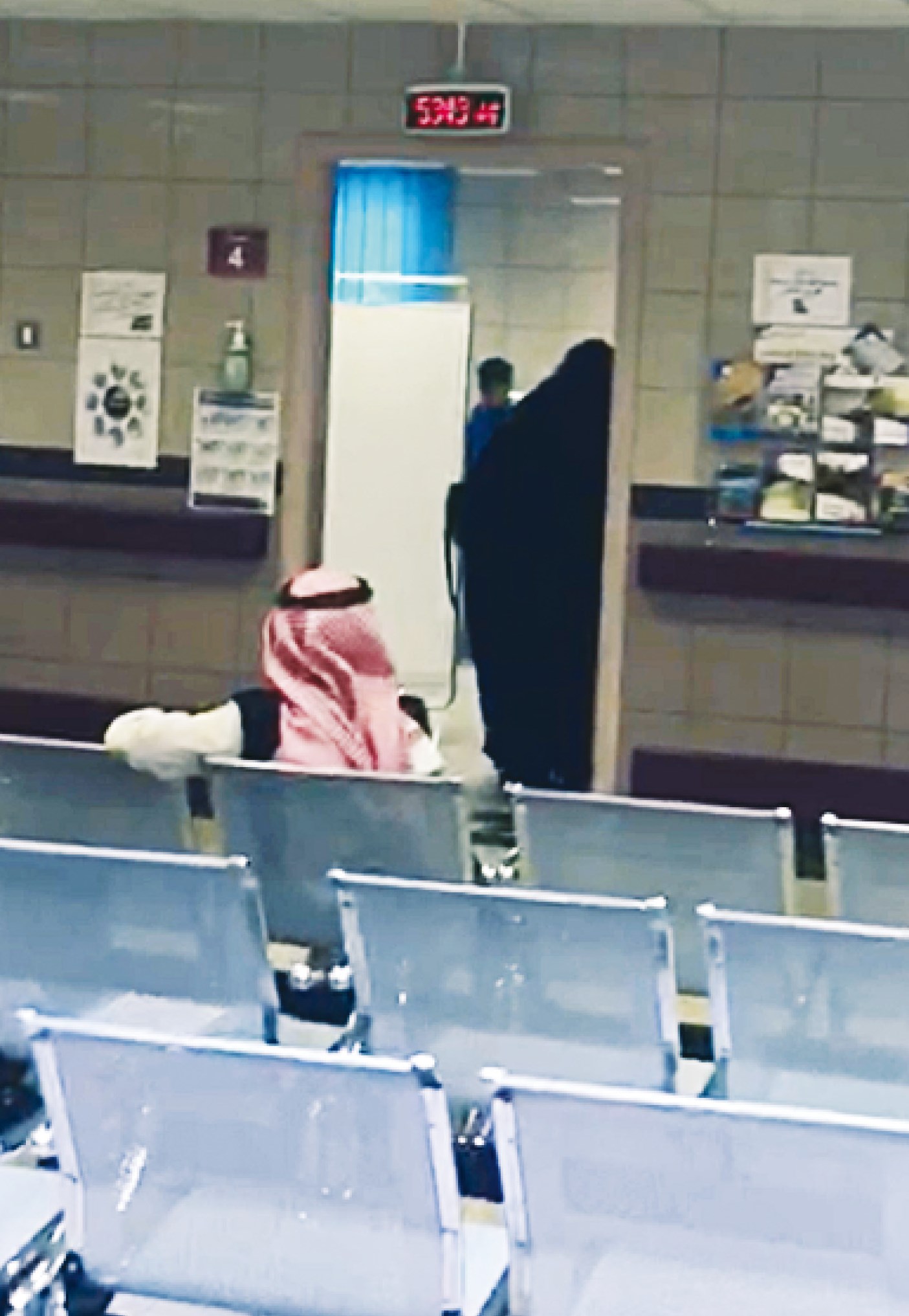 u0631u062cu0644 u064au0646u062au0638u0631 u062fu0648u0631u0647 u0648u0627u0645u0631u0623u0629 u062fu0627u062eu0644 u0627u0644u0639u064au0627u062fu0629