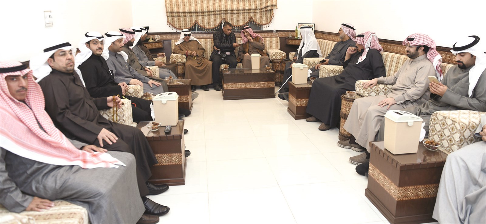 حضور ديوانية الحرمل في العمرية يتحدثون إلى الزميل عمر العلاس  (تصوير جاسم بارون)