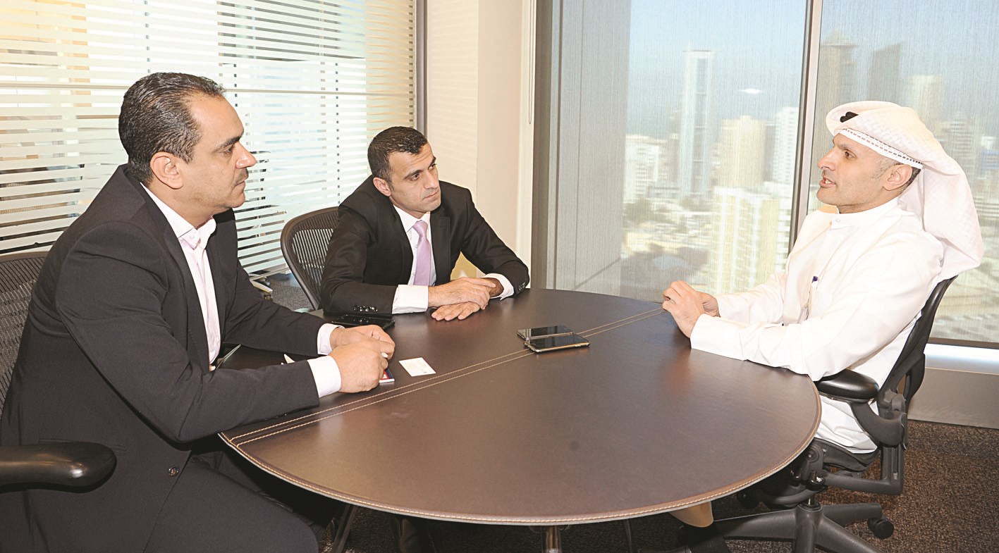 الغانم متحدثاً لـ «الراي» (تصوير طارق عزالدين)