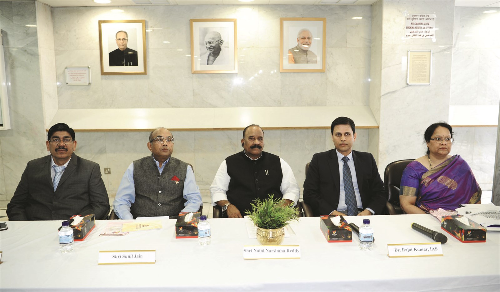 u0648u0632u064au0631 u0627u0644u0639u0645u0644 u0641u064a u0648u0644u0627u064au0629 u062au064au0644u0646u063au0627u0646u0627 u0648u0627u0644u0633u0641u064au0631 u062cu064au0646 u062eu0644u0627u0644 u0627u0644u0645u0624u062au0645u0631 u0627u0644u0635u062du0627u0641u064a  (u062au0635u0648u064au0631 u0637u0627u0631u0642 u0639u0632u0627u0644u062fu064au0646)