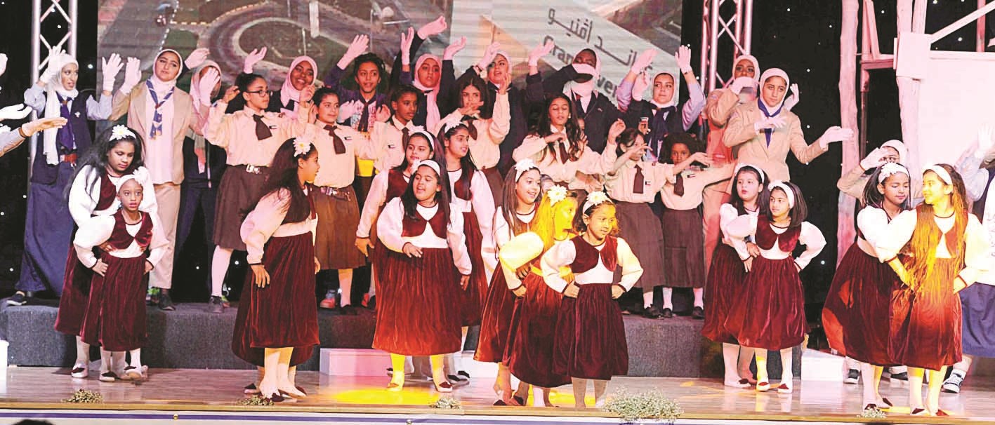 زهرات يؤدين فقرة فنية (تصوير سعود سالم)