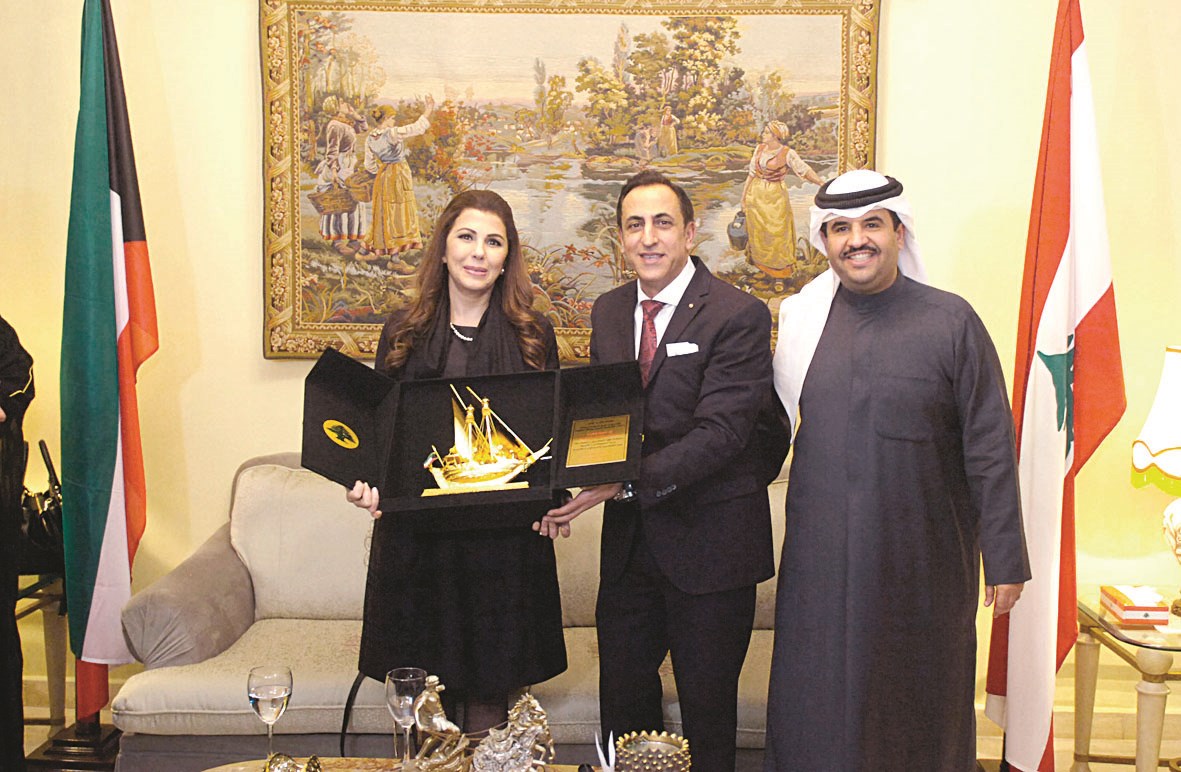 السفير اللبناني مكرماً ماجدة الرومي بحضور دعيج الخليفة