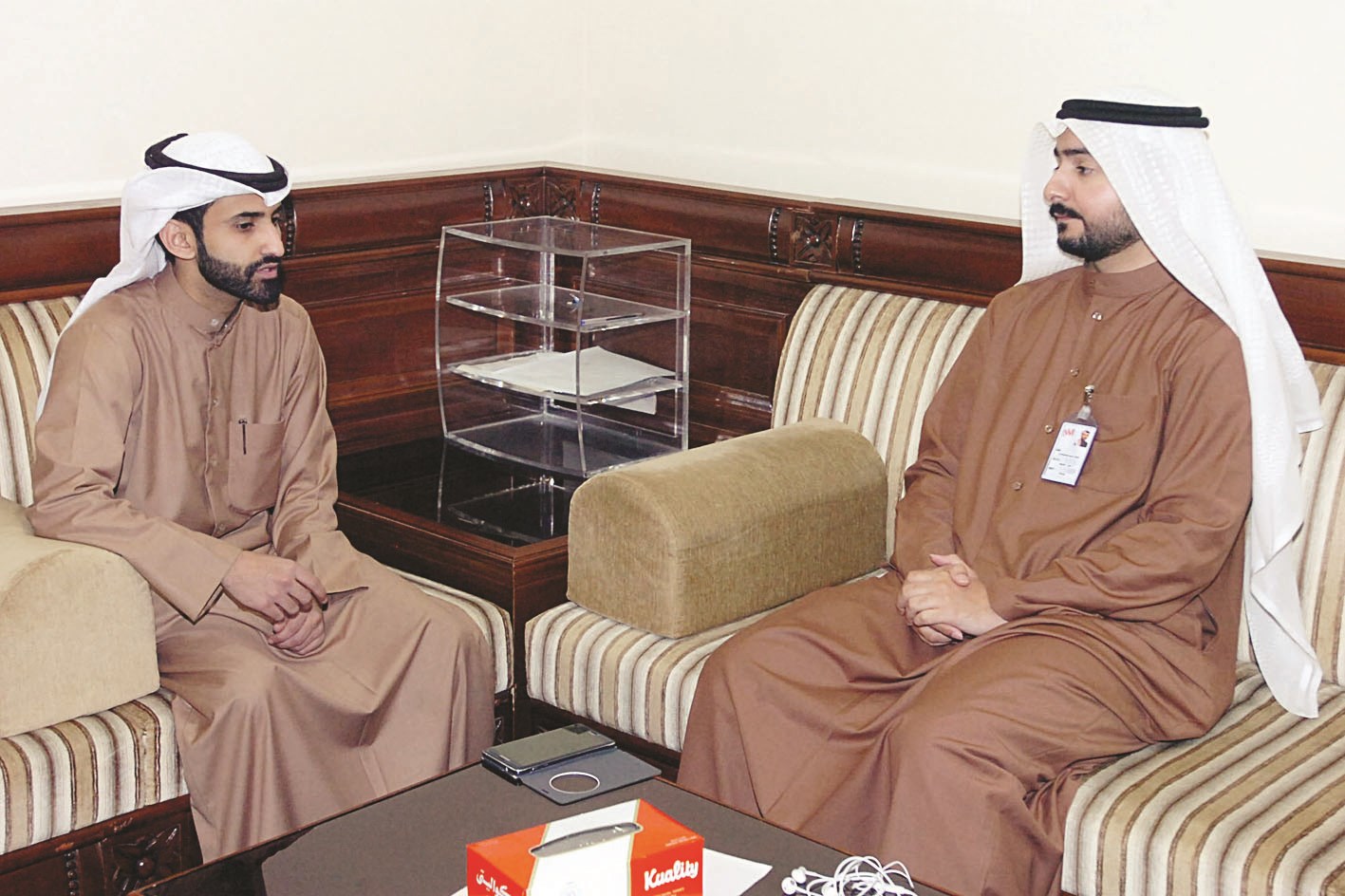 المطيري متحدثاً للزميل علي الفضلي (تصوير زكريا عطية)