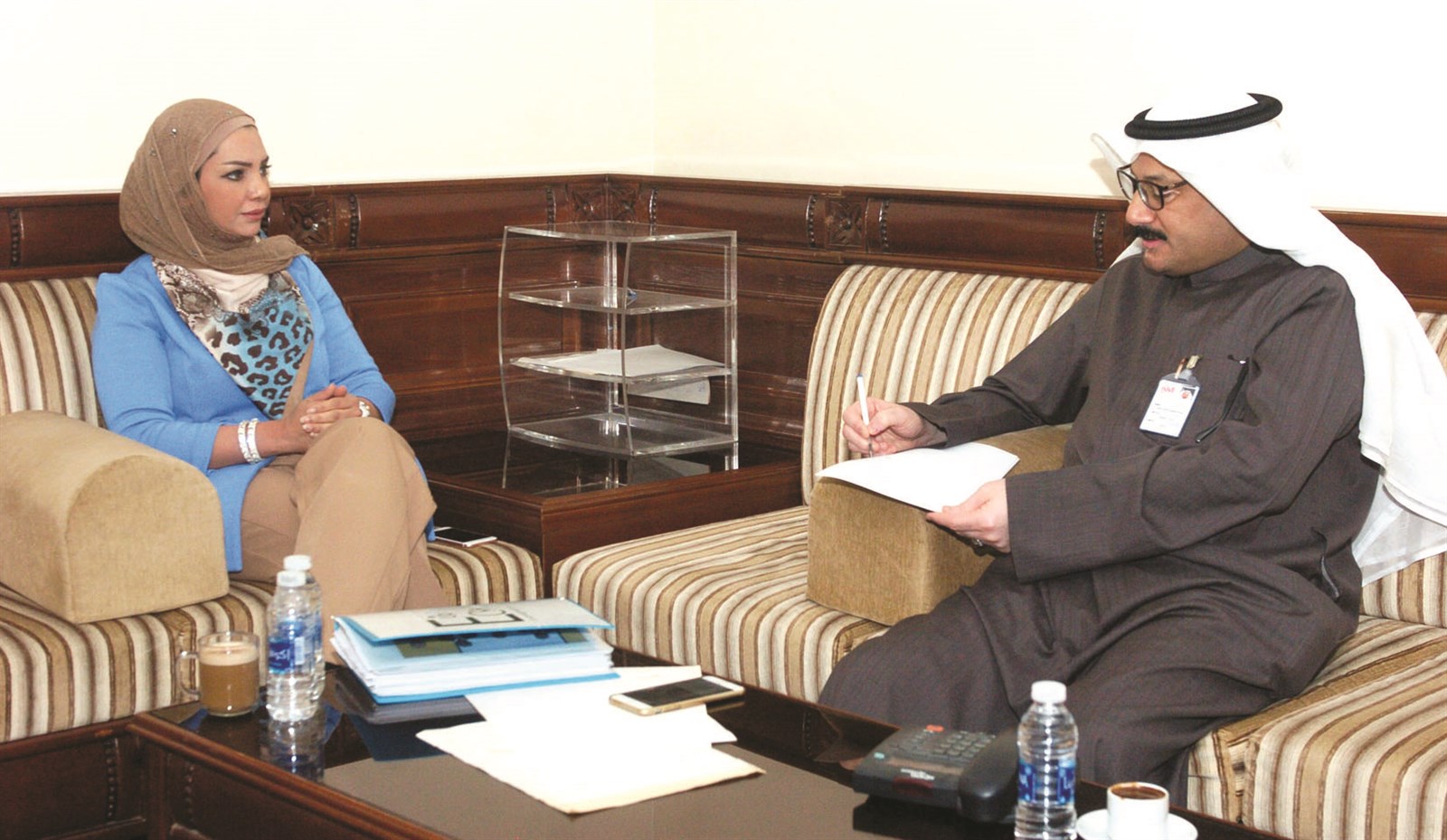 أسماء العنزي متحدثة للزميل ناصر الفرحان   (تصوير بسام زيدان)