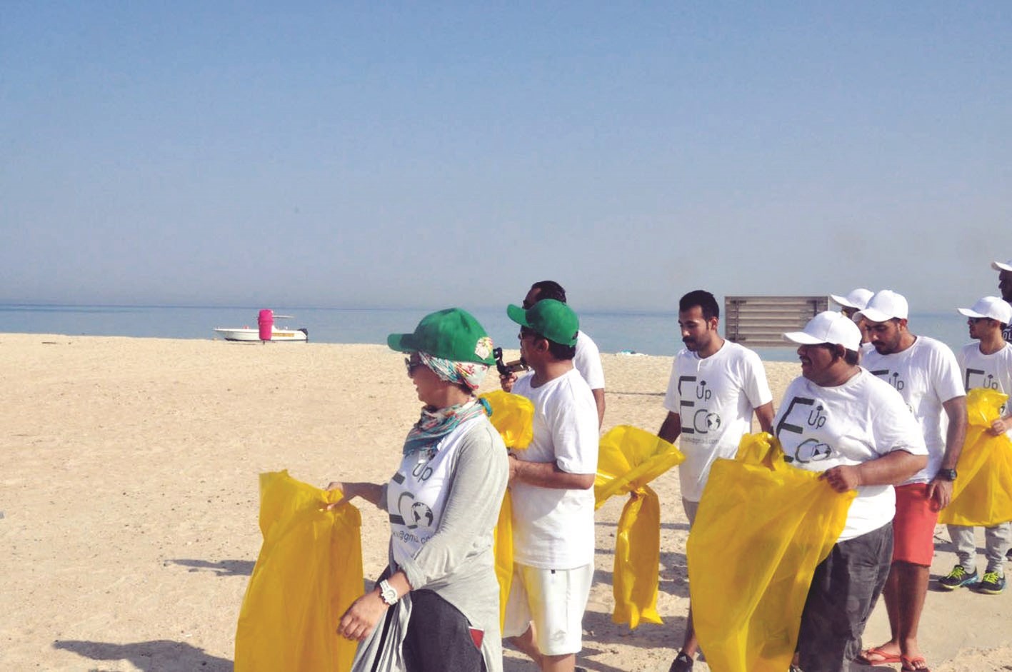 فريق المبادرة أثناء تنظيف شاطئ جزيرة كبر