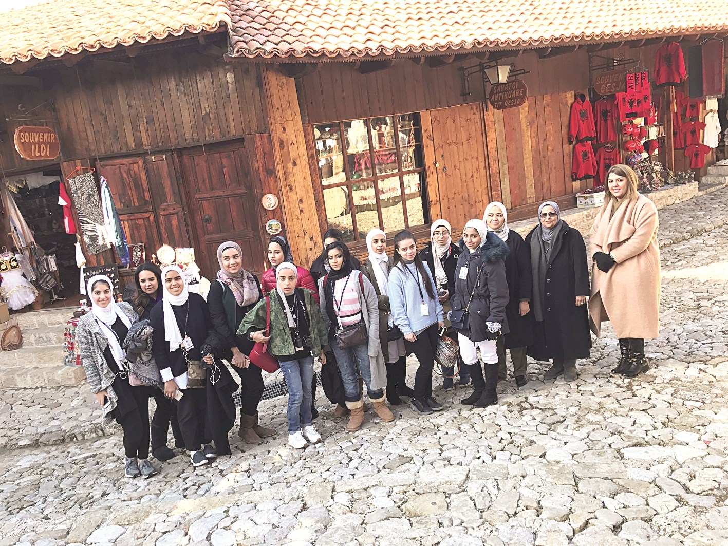 وفد الطالبات في لقطة تذكارية