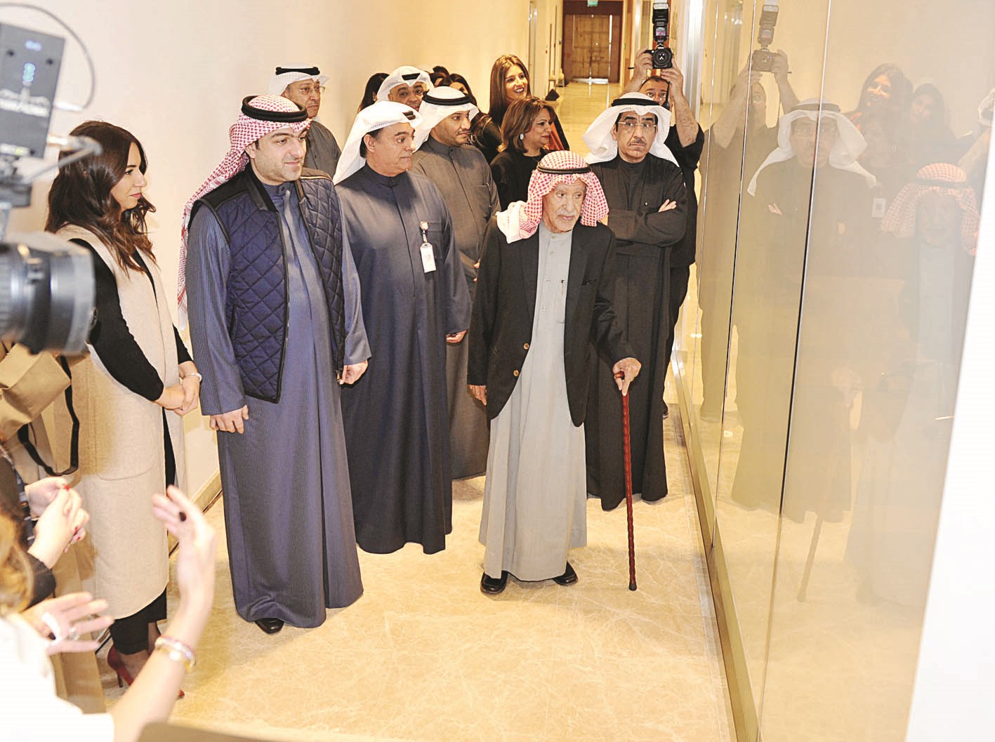 أبل والمضف والدوسري يتفقدون قاعات مركز التدريب (تصوير سعد هنداوي)