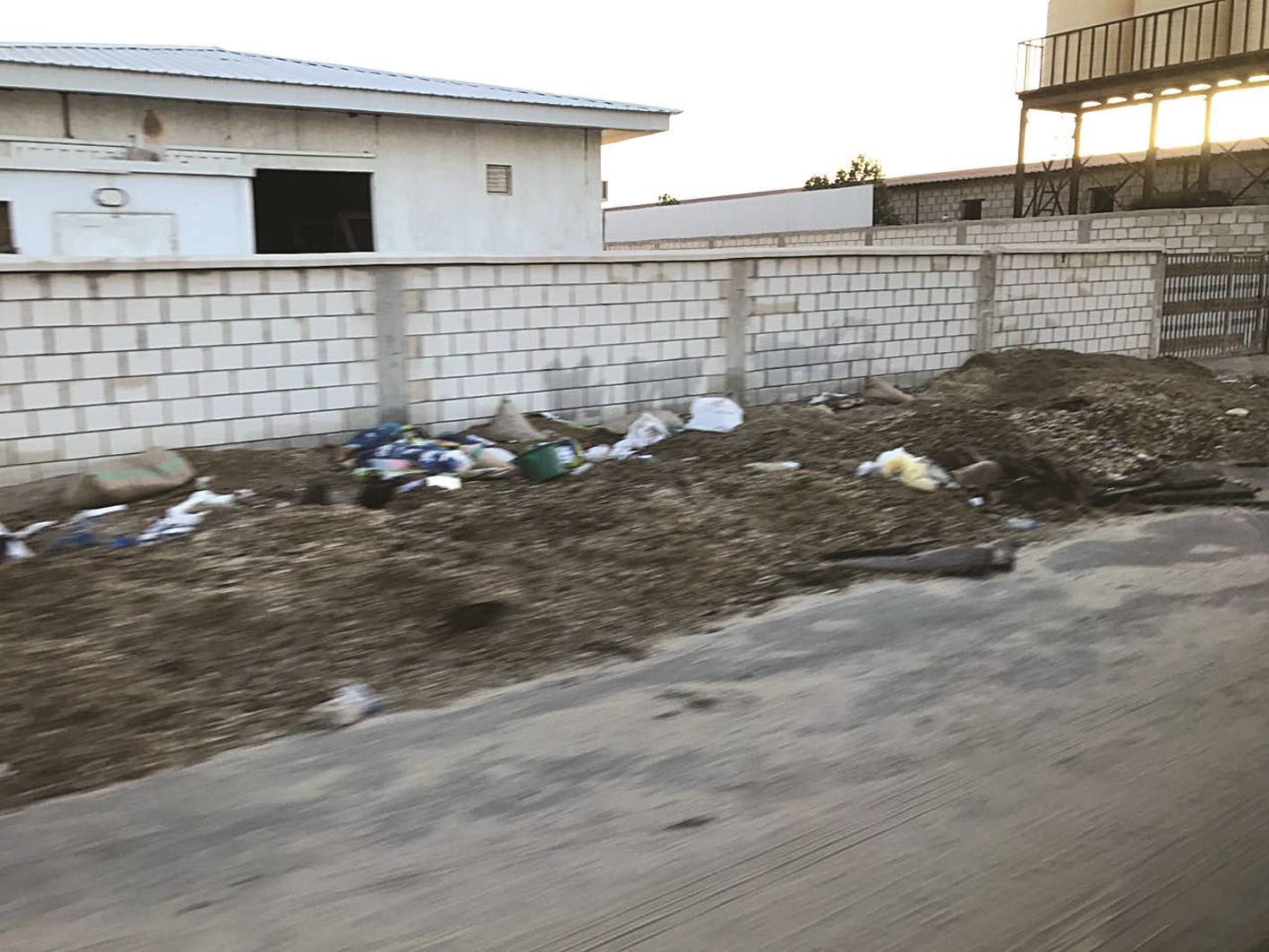 النفايات المرمية خارج أسوار المزارع بيئة خصبة للأمراض