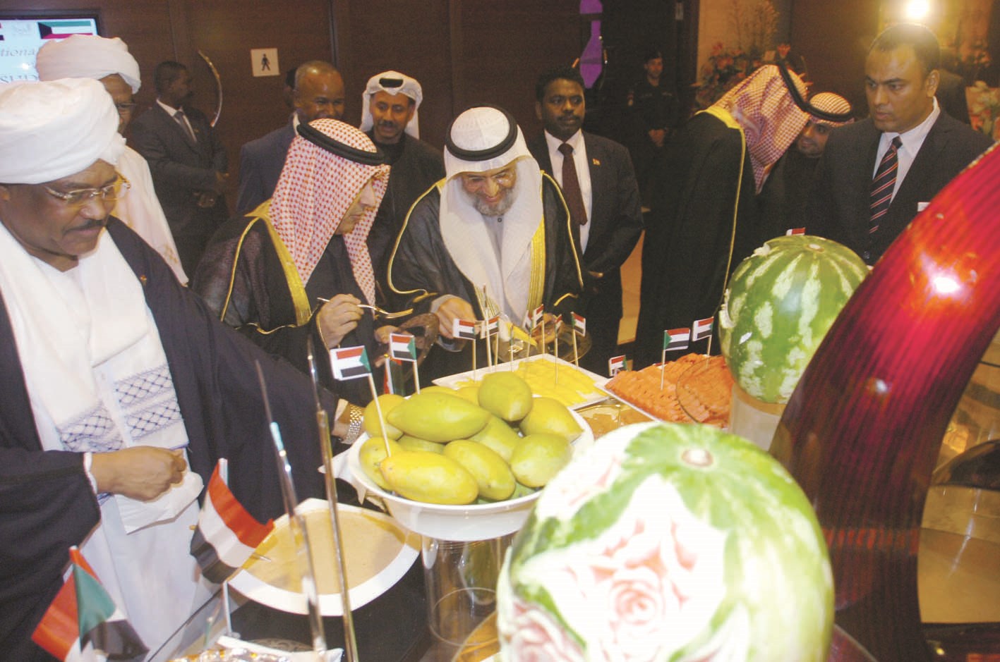 المطوع والديحاني والسفير السوداني في جولة بالمعرض