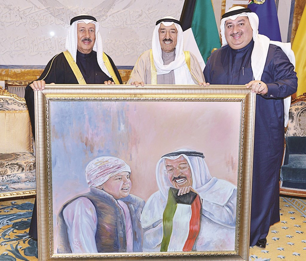 ... ومتسلماً هدية تذكارية من جواد وعماد بوخمسين