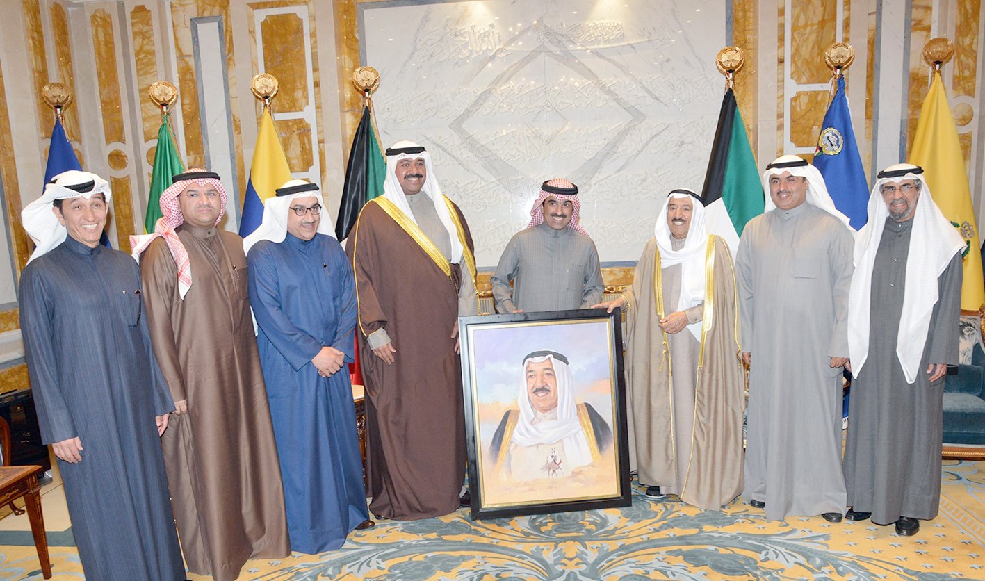 صاحب السمو متوسطاً المرزوق ورئيس وأعضاء مجلس أمناء مركز الجواد العربي