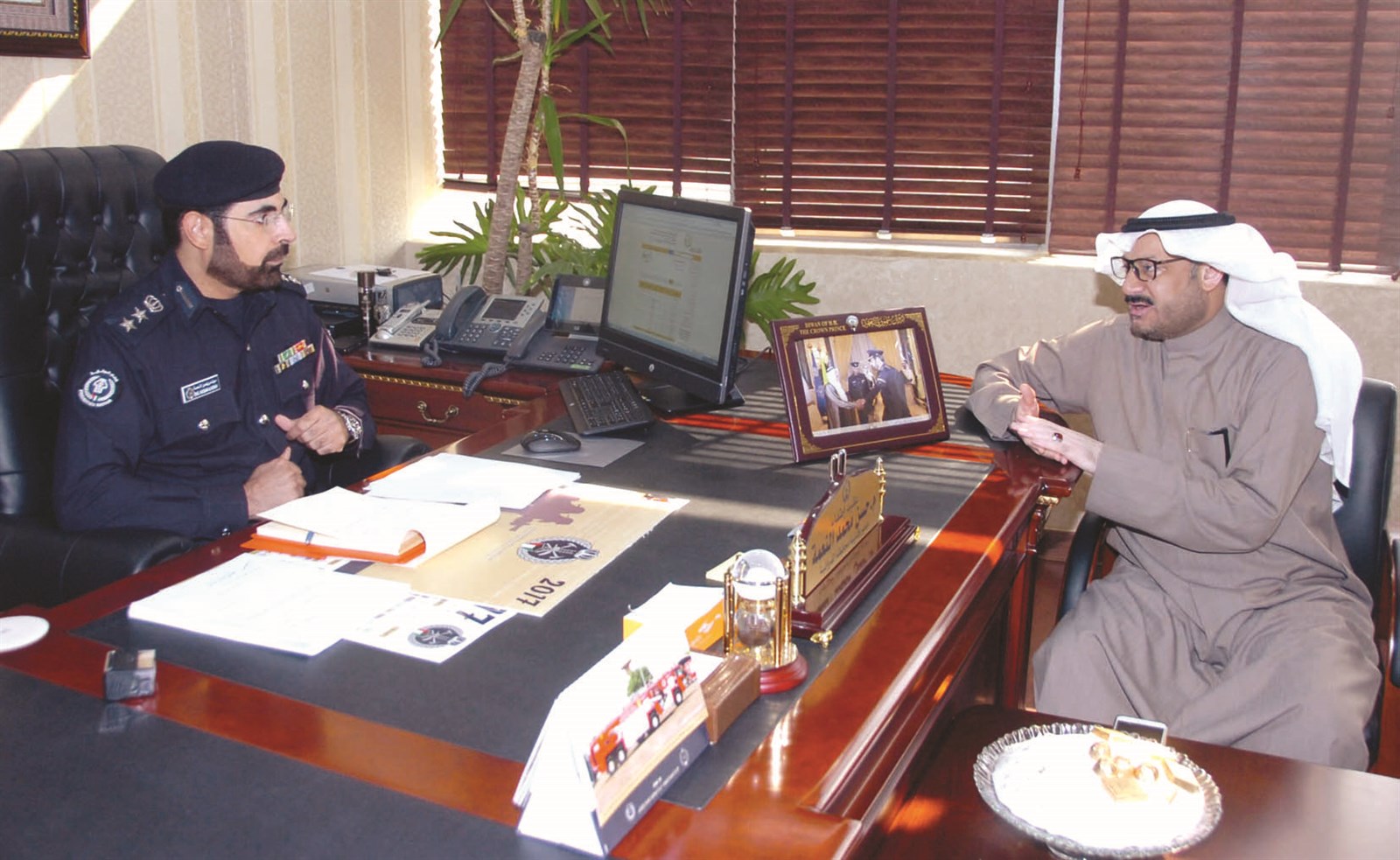 النعمة متحدثاً للزميل ناصر الفرحان   (تصوير زكريا عطية)