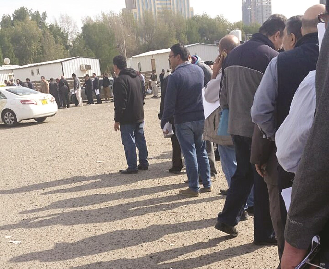 u0648u0645u0627 u0632u0627u0644 u0627u0644u0645u0631u0627u062cu0639u0648u0646 u0641u064a u0627u0646u062au0638u0627u0631 u0642u0631u0627u0631 u0645u0646 u0627u0644u0648u0632u064au0631