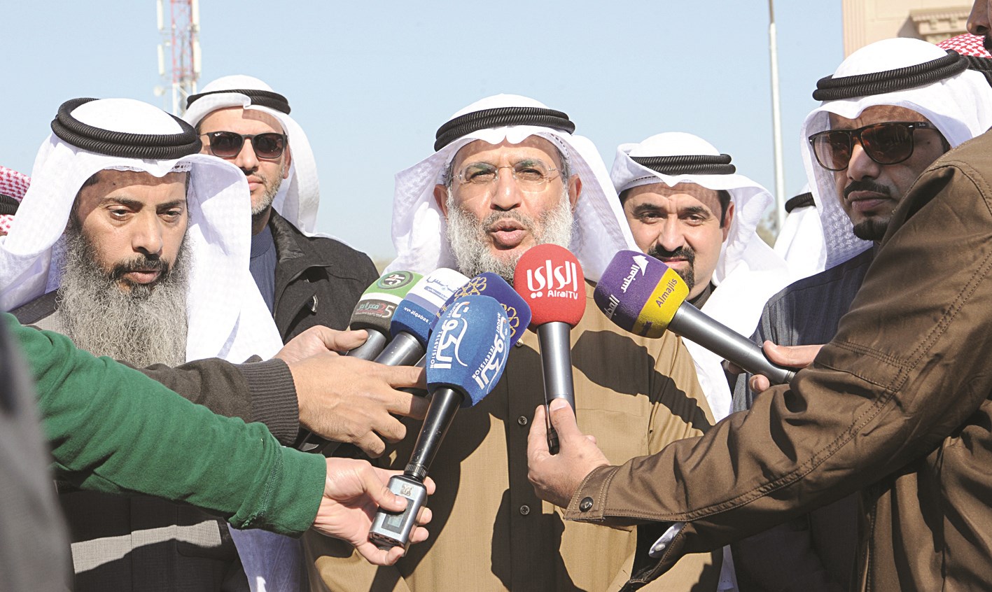 ... ومتحدثاً للصحافيين