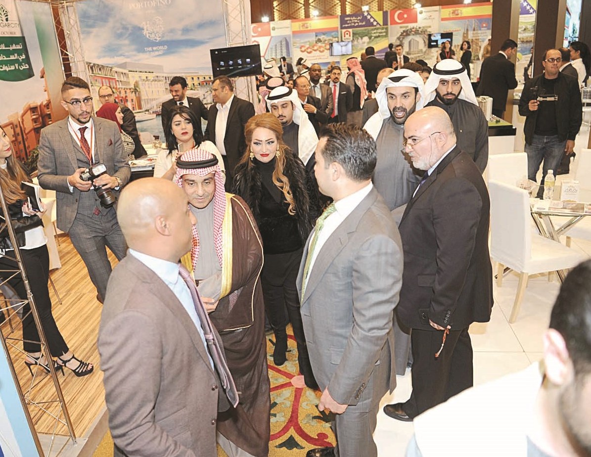 العنزي في جناح أحد المشاركين