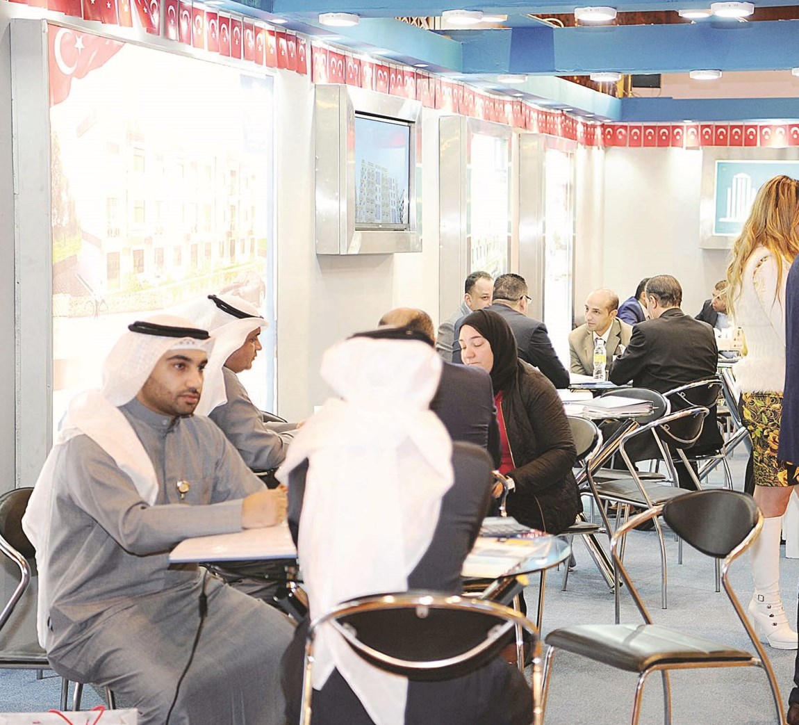 ممثّلو الشركات يقدّمون المعلومات اللازمة عن الفرص المتاحة