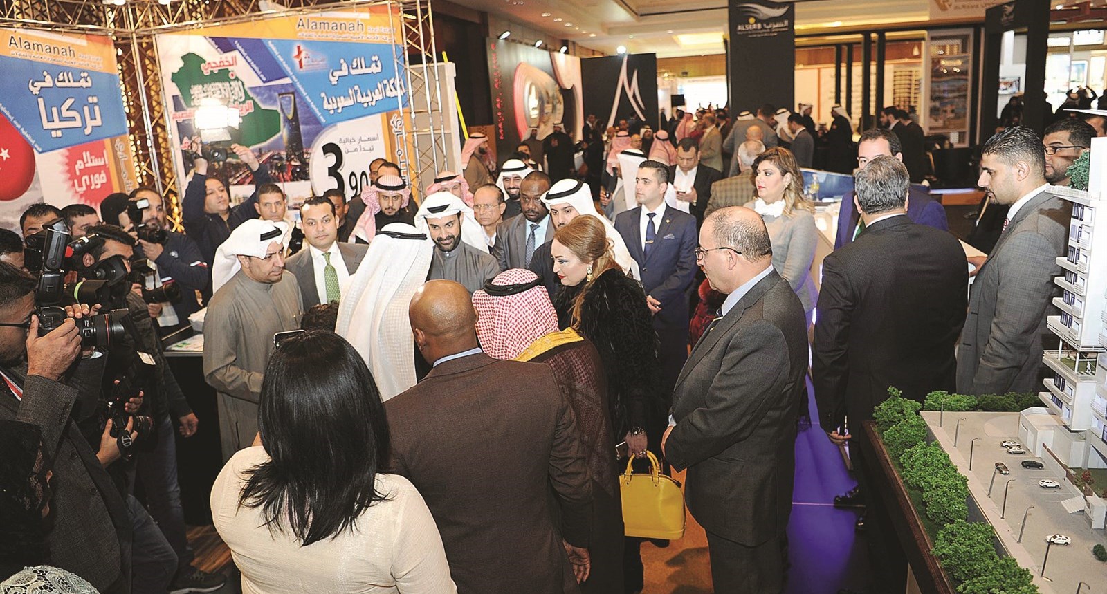 حضور حاشد في افتتاح المعرض