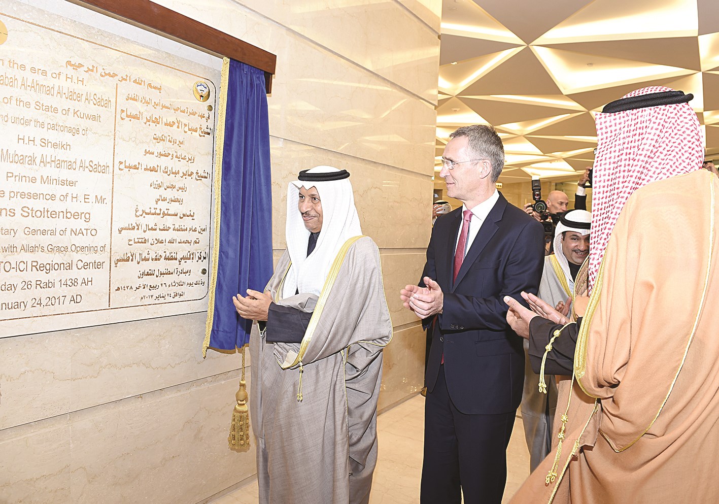 جابر المبارك وشتولتنبرغ وصباح الخالد عقب إزاحة الستار عن اللوحة التذكارية للمركز