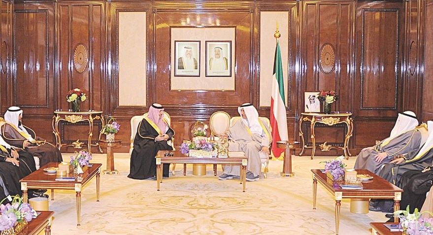 المبارك مستقبلاً الوفد السعودي