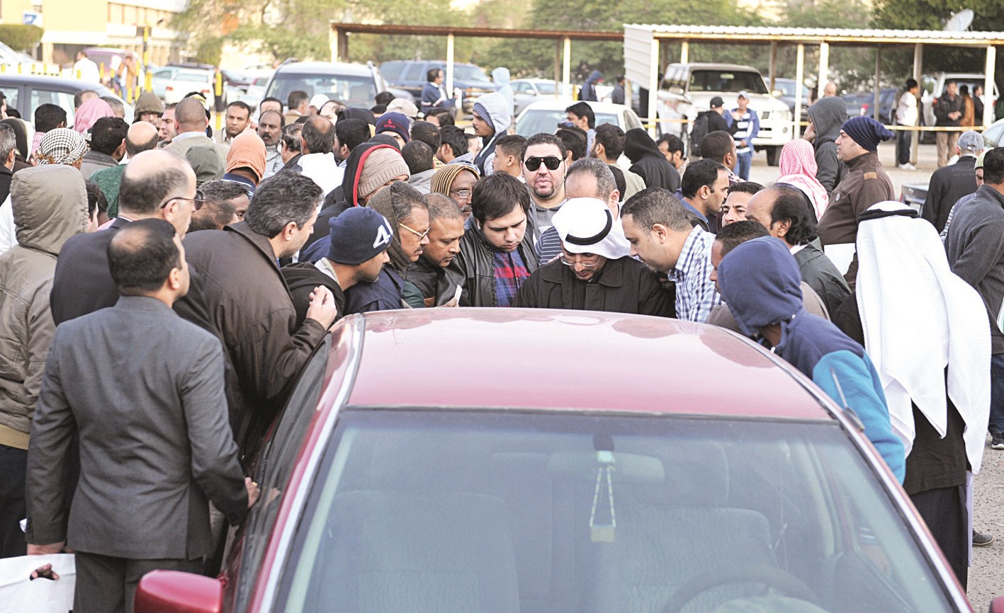 تجمهر حول أحد المندوبين                     (تصوير سعد هنداوي)