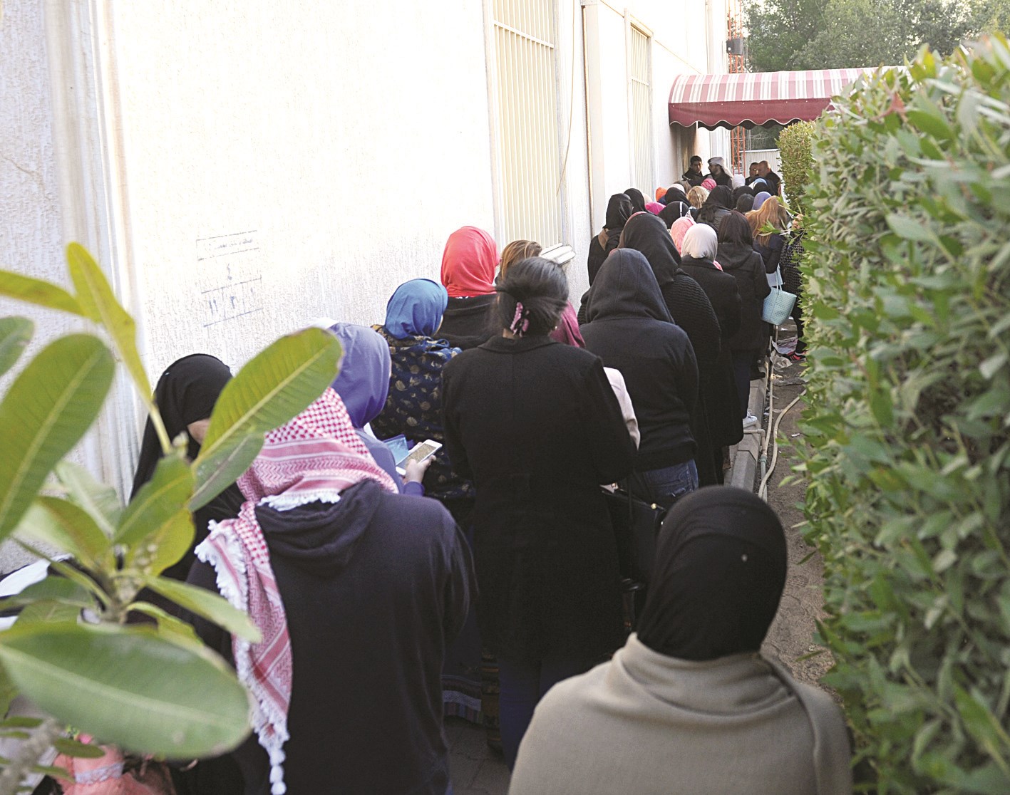 طابور نسائي طويل