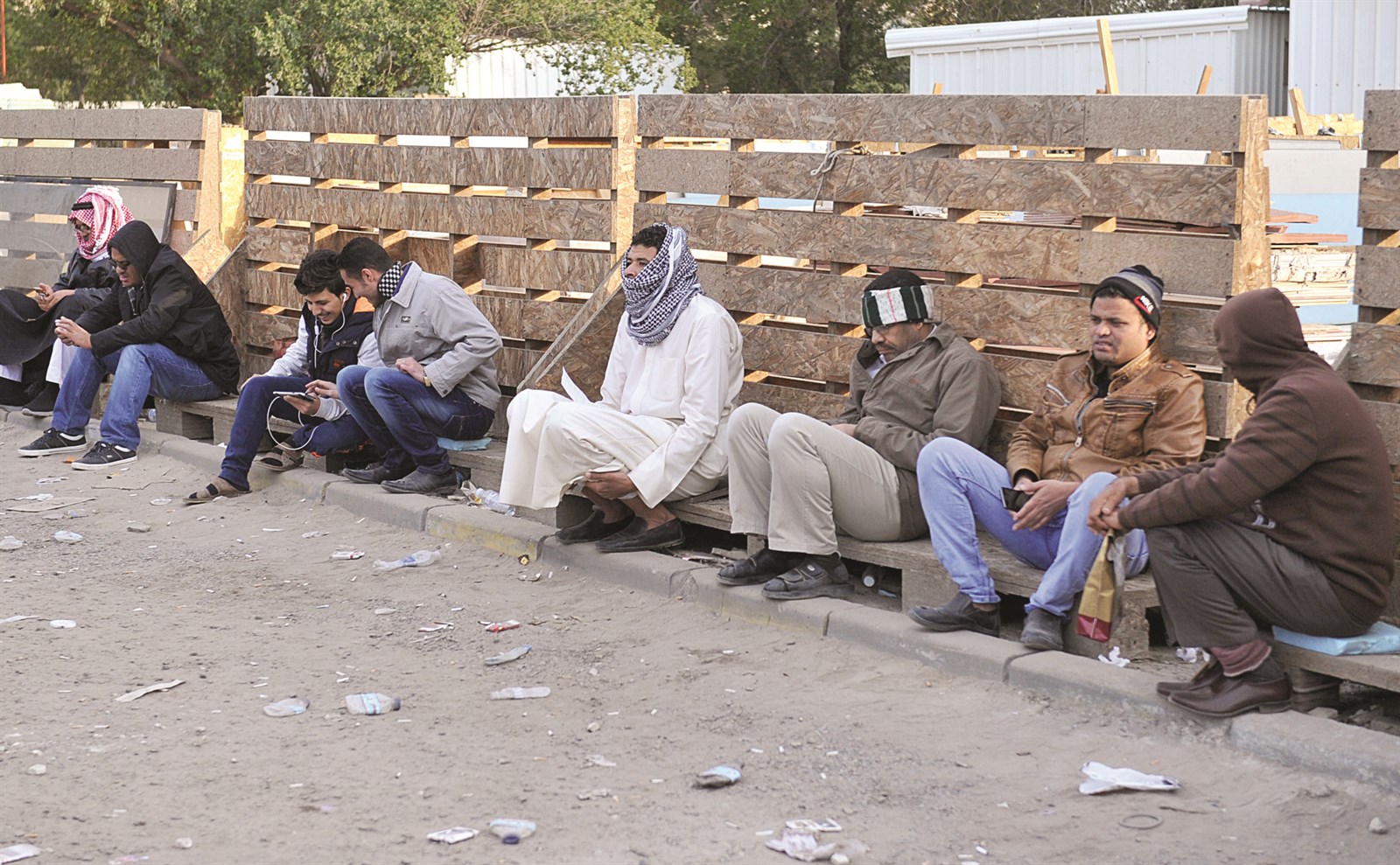 ينتظرون انفراجة للأزمة