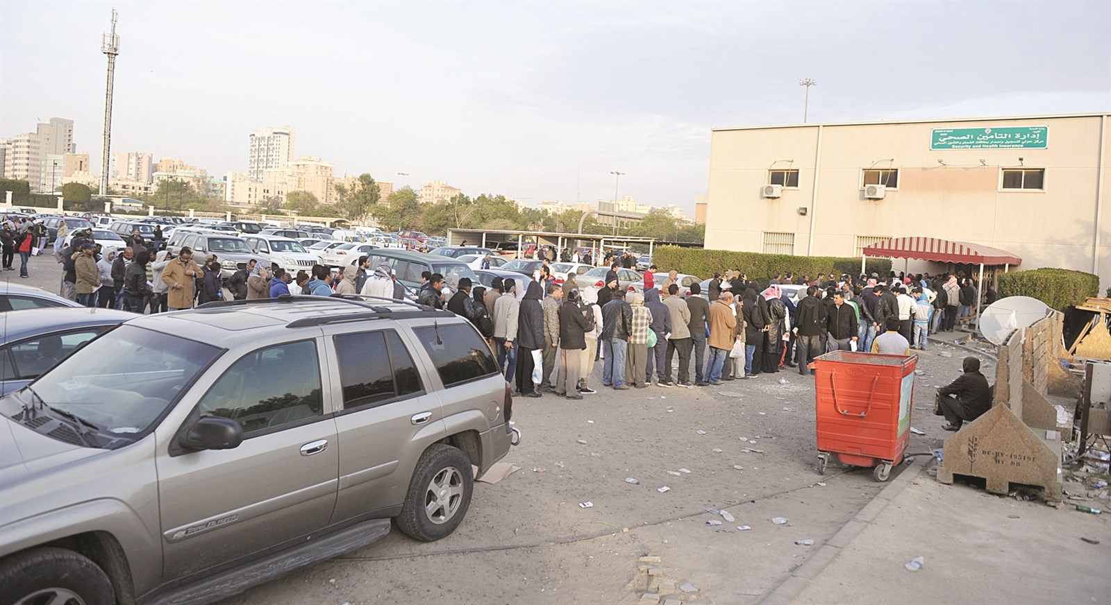 الطوابير امتدت مئات الأمتار