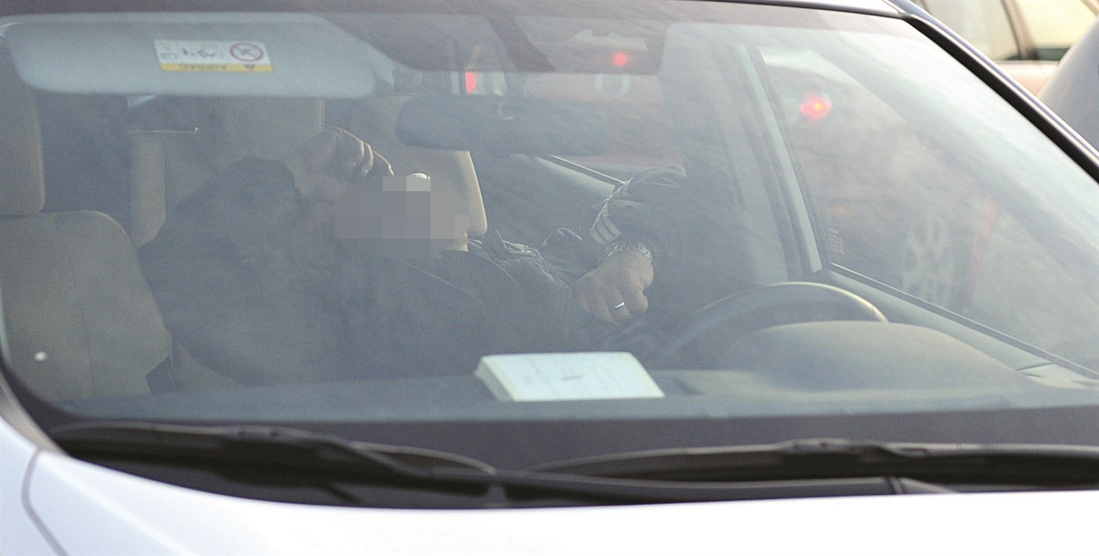 مراجع نام في سيارته حتى يحصل دورا قريبا