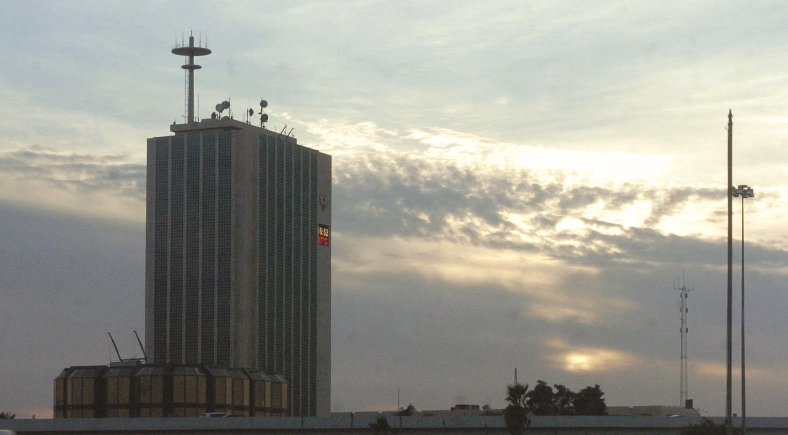 u0636u0631u064au0628u0629 u062au062du0648u064au0644u0627u062a u0627u0644u0648u0627u0641u062fu064au0646 u062au0646u0639u0643u0633 u0633u0644u0628u0627u064b u0639u0644u0649 u0627u0644u0642u0637u0627u0639u0627u062a u0643u0627u0641u0629 (u062au0635u0648u064au0631 u0628u0633u0627u0645 u0632u064au062fu0627u0646)