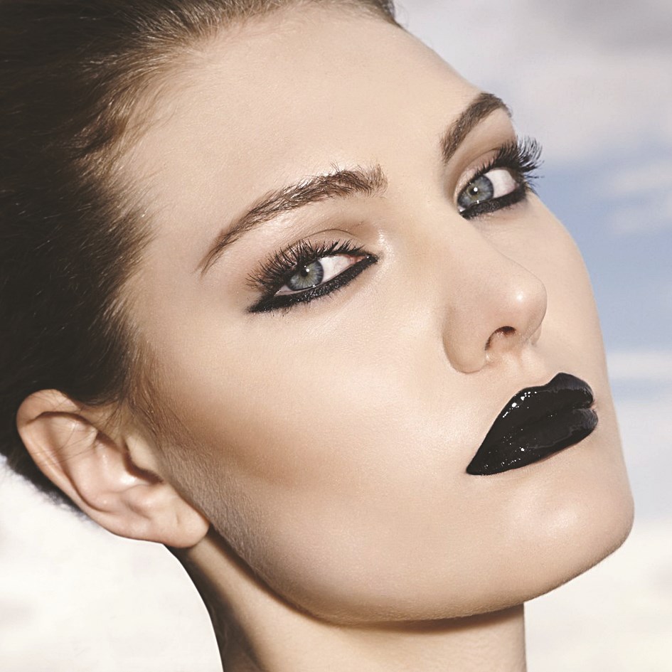 أحمر الشفاه الأسود