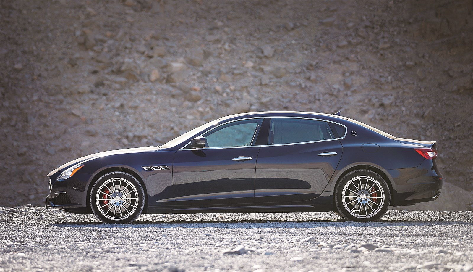 خطوط انسيابية تغمر جانبي السيارة