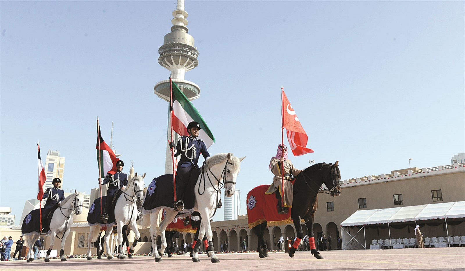 u0645u0646 u0645u0631u0627u0633u0645 u0631u0641u0639 u0627u0644u0639u0644u0645 u0641u064a u0642u0635u0631 u0646u0627u064au0641 (u062au0635u0648u064au0631 u0643u0631u0645 u0630u064au0627u0628)