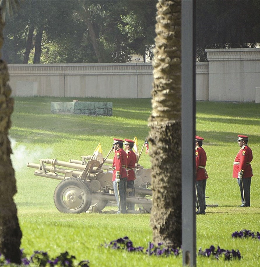 إطلاق قذائف مدفعية احتفالا بالمناسبة