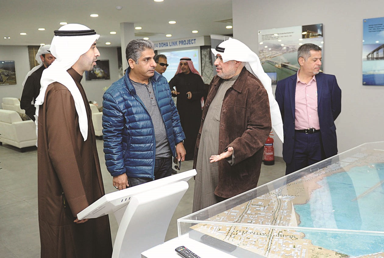 الحصان يناقش مسؤولي الوزارة أمام مجسم لمشروع وصلة الدوحة