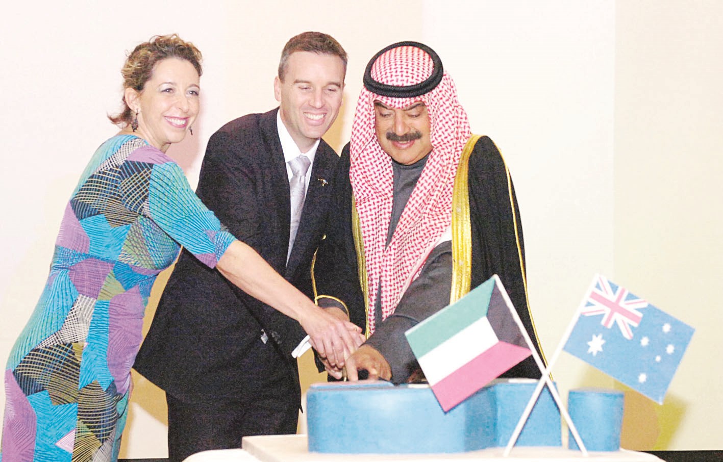 الجارالله والسفير الأسترالي وحرمه خلال قطع قالب الحلوى