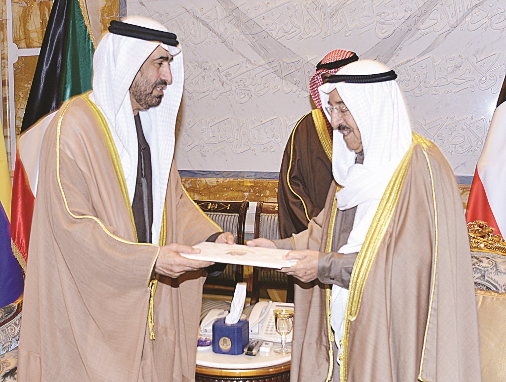 ... ويتسلم رسالة الرئيس الإماراتي