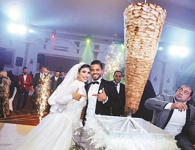 u0645u064au062fu0648 u0648u0639u0631u0648u0633u0647 u0623u0645u0627u0645 u0633u064au062e u0627u0644u0634u0627u0648u0631u0645u0627