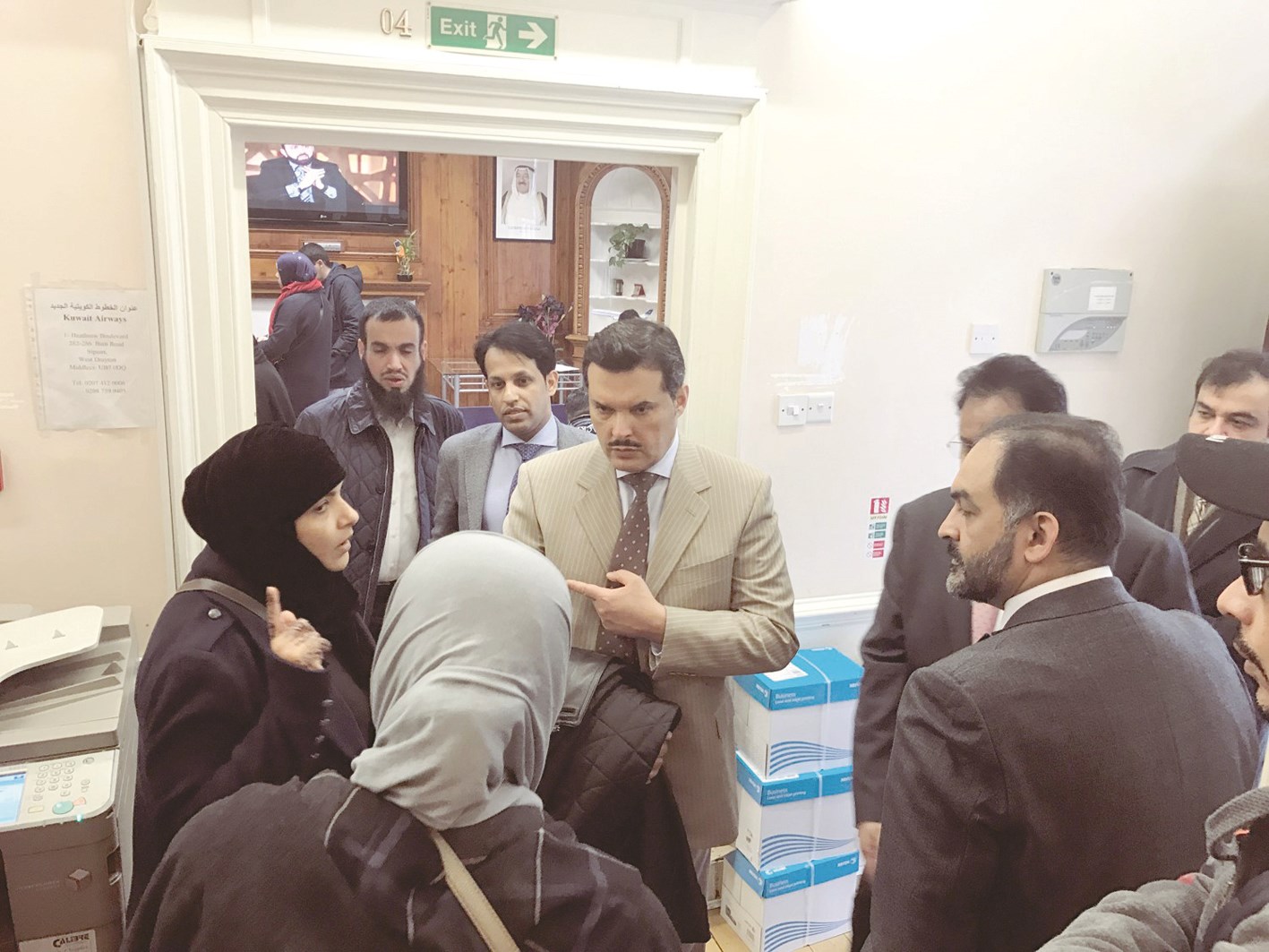 ... ويستمع لشكاوى بعض المواطنات