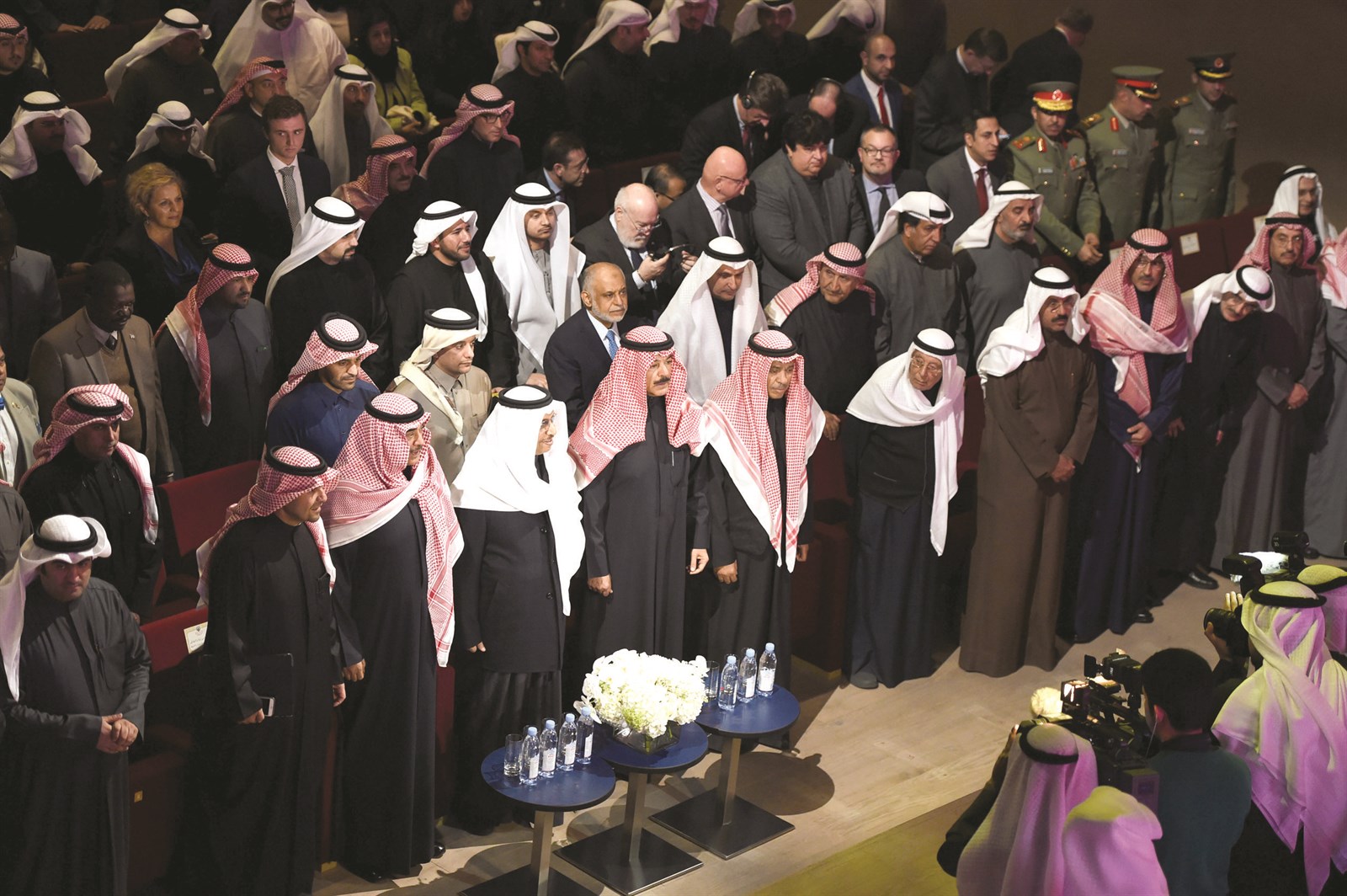 حشد من الحضور