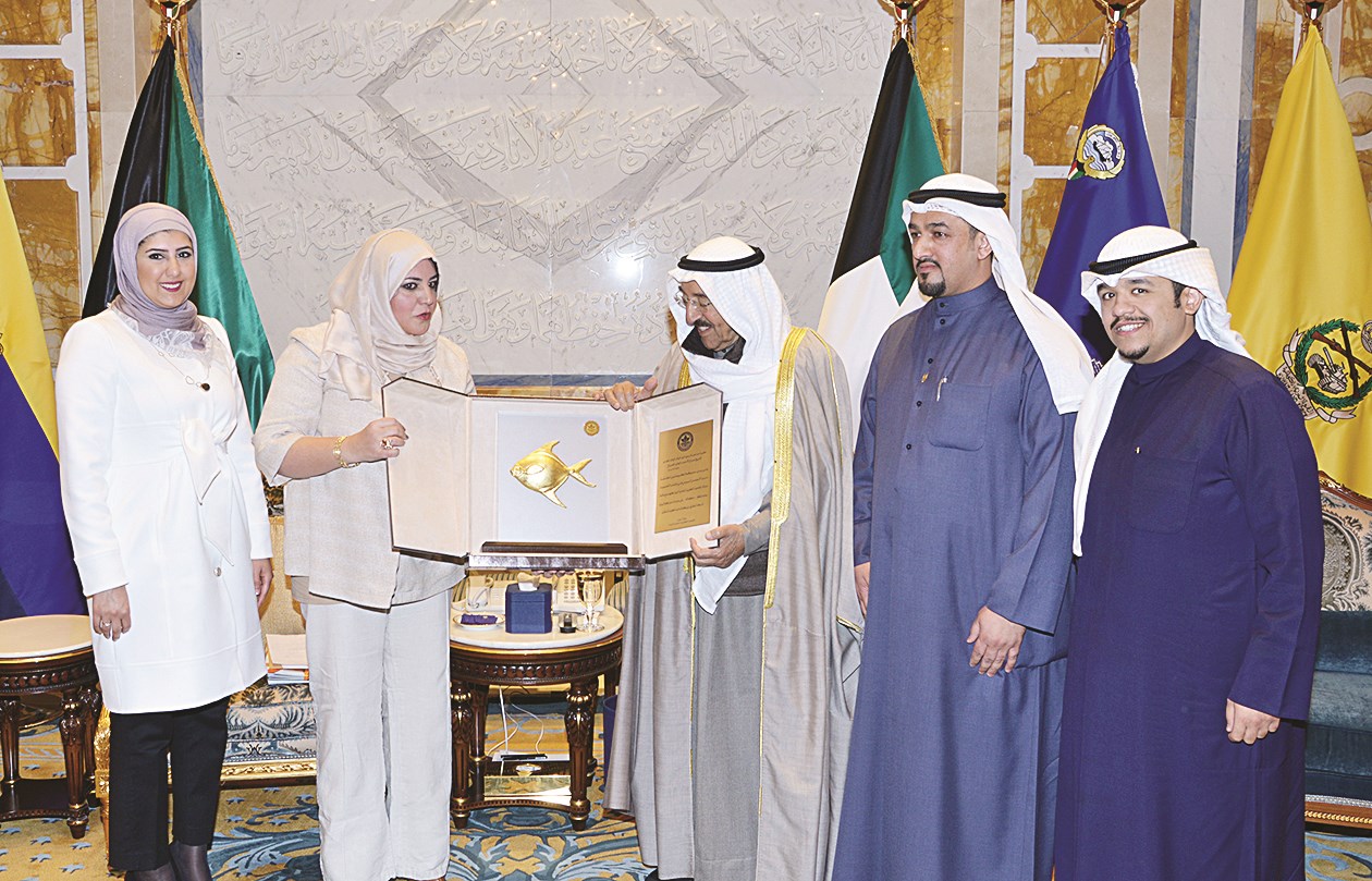 ...ومتسلماً من الوفد هدية تذكارية