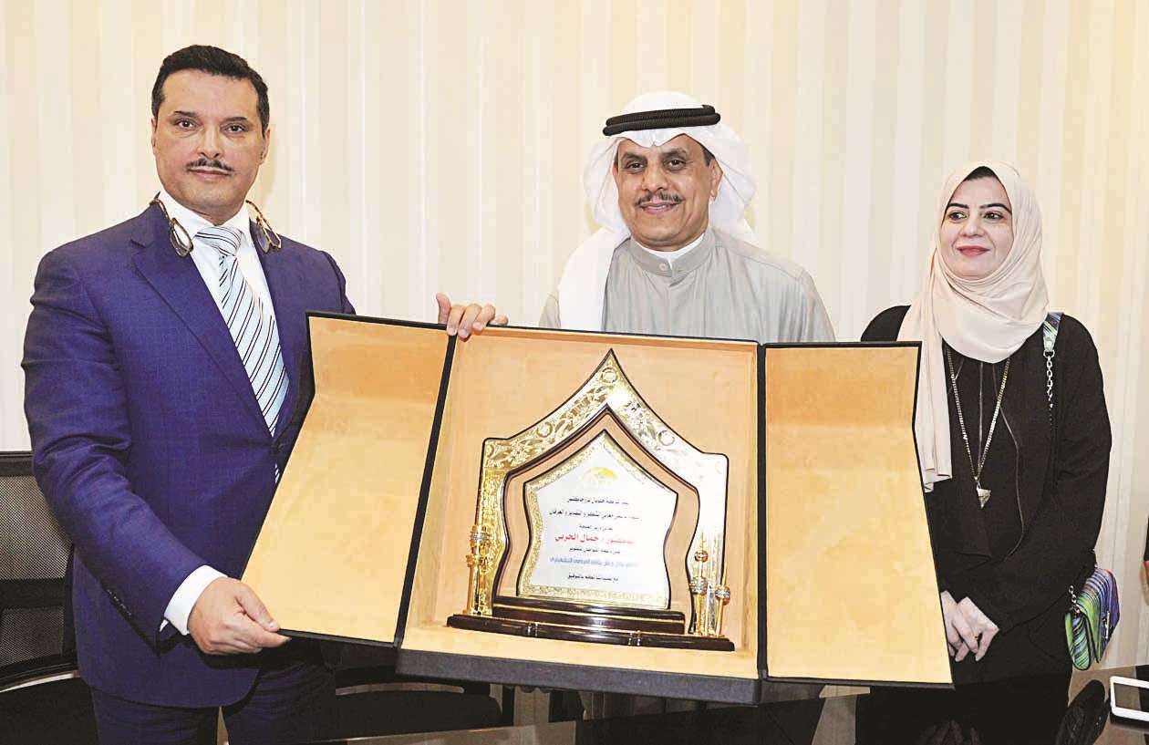 درع تكريمية للوزير