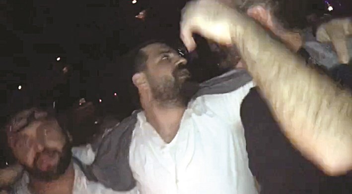 ... وينظر إلى الباب لحظة إطلاق الرصاص