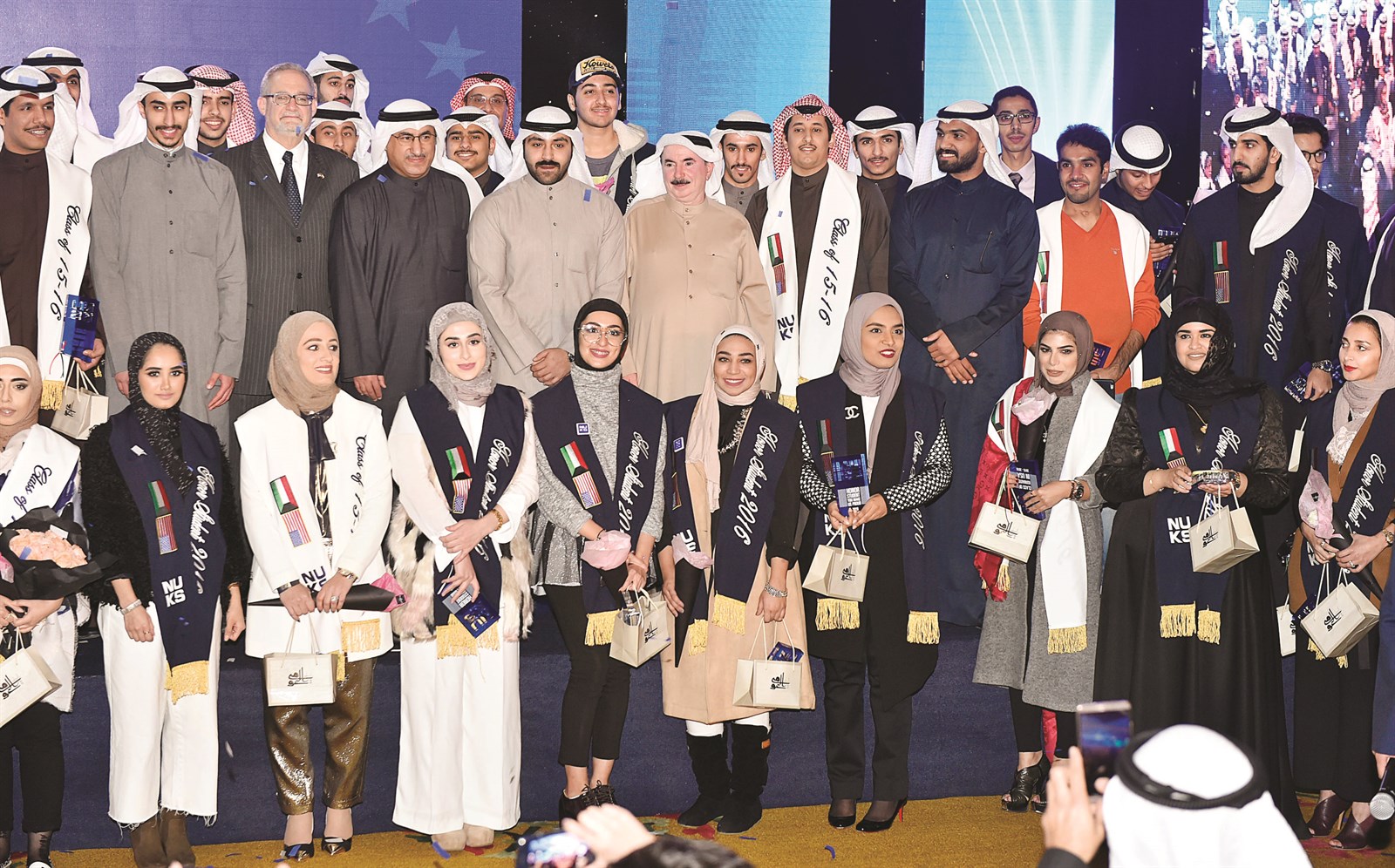 ... ويتوسط والسفير الأميركي الخريجين