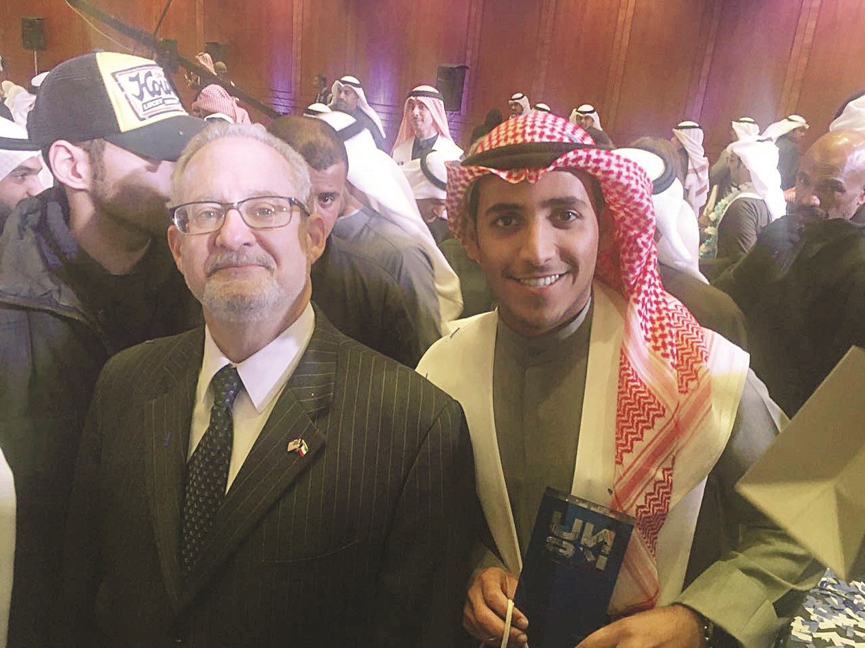 الخريج نايف العنزي مع السفير الأميركي