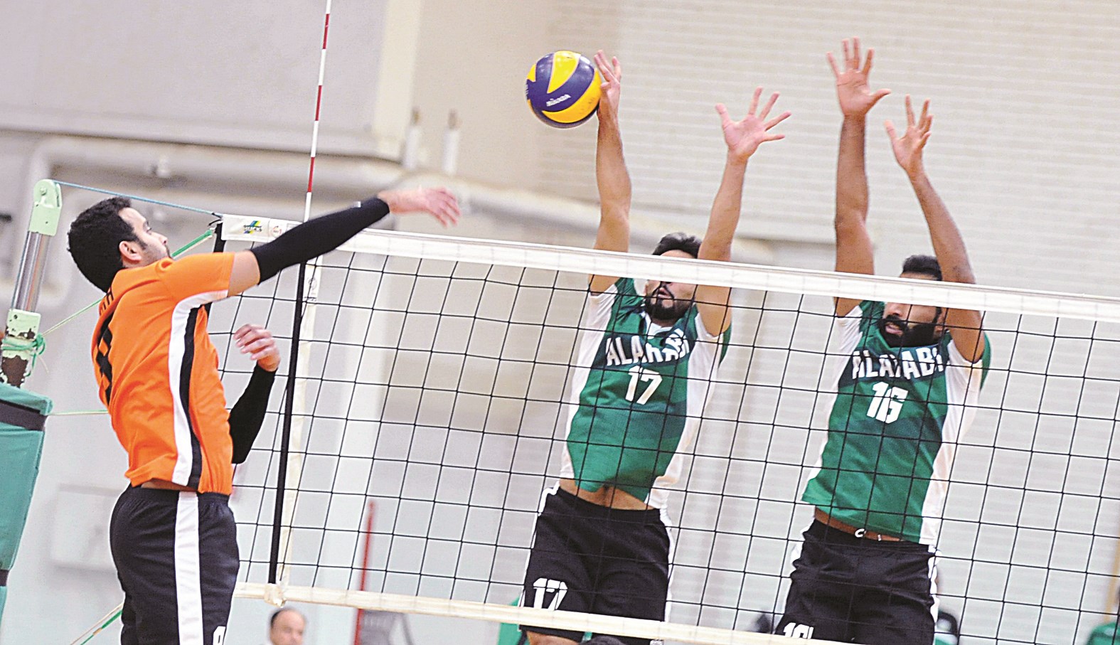 u0636u0631u0628u0629 u0642u0648u064au0629 u0645u0646 u0645u0634u0639u0644 u0627u0644u0639u0645u0631 u0623u0645u0627u0645 u062du0627u0626u0637 u0635u062f u0627u0644u0639u0631u0628u064a (u062au0635u0648u064au0631 u0633u0639u062f u0647u0646u062fu0627u0648u064a)