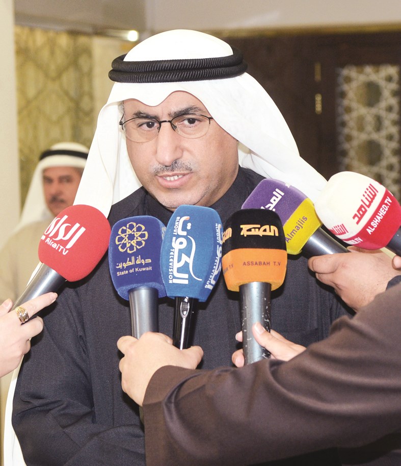 الفارس متحدثا للصحافيين