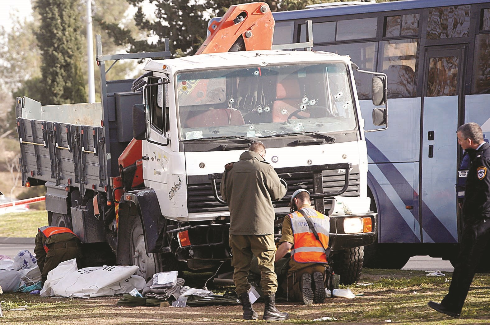 u0645u062du0642u0642u0648u0646 u0625u0633u0631u0627u0626u064au0644u064au0648u0646 u0642u0631u0628 u0627u0644u0634u0627u062du0646u0629 u0648u062au0628u062fu0648 u0622u062bu0627u0631 u0627u0644u0631u0635u0627u0635 u0639u0644u0649 u0632u062cu0627u062cu0647u0627 u0627u0644u0623u0645u0627u0645u064a (u0631u0648u064au062au0631u0632)