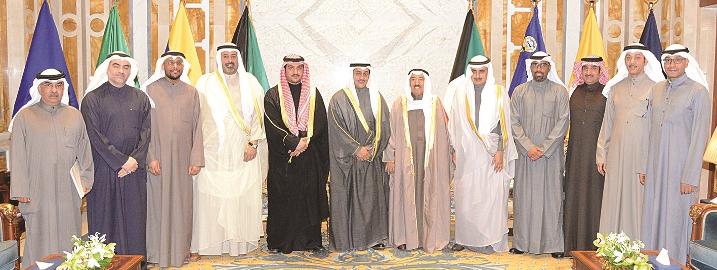 صاحب السمو متوسطاً وفد النادي العلمي