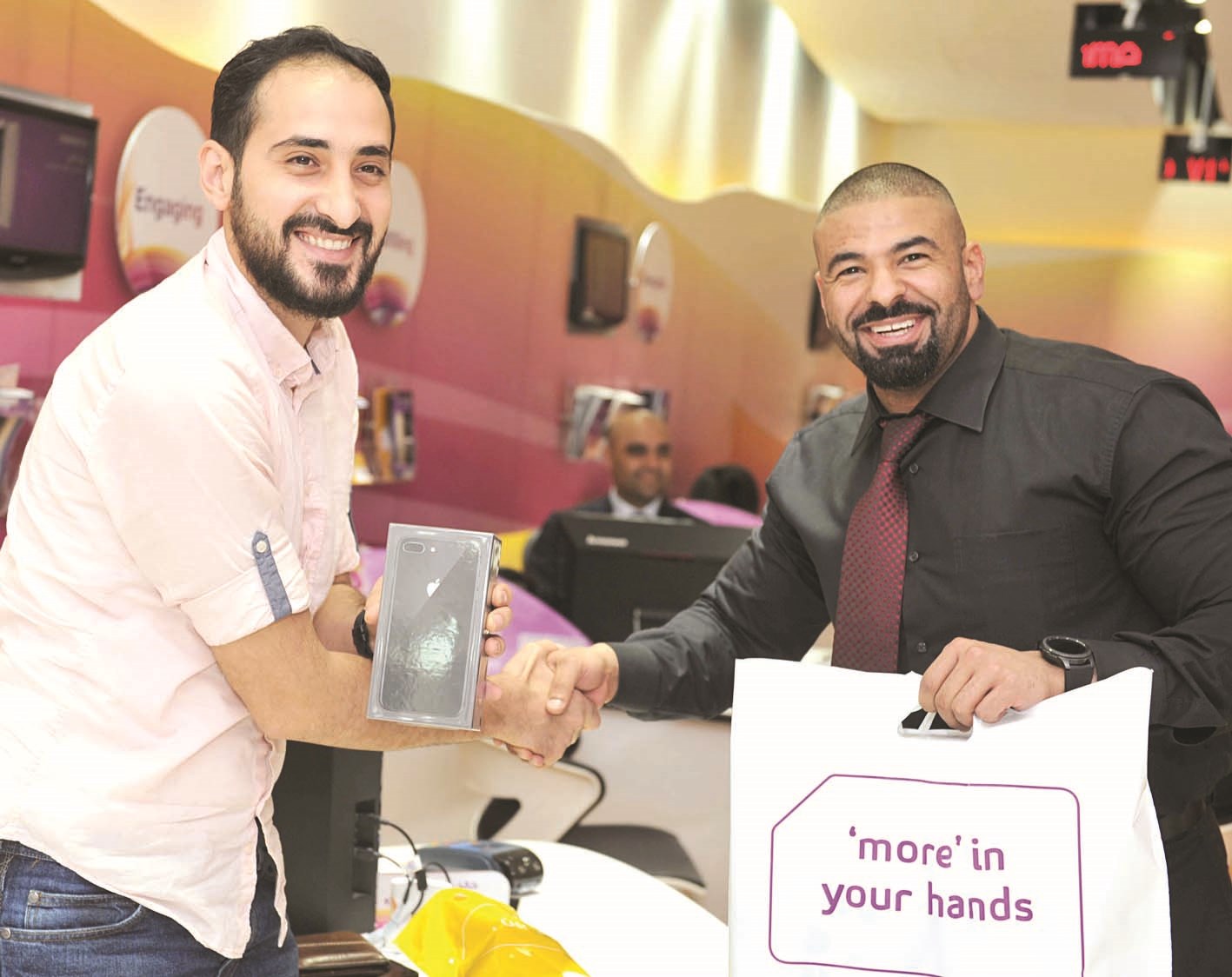 الطويل لحظة اقتناصه «آيفون 8»